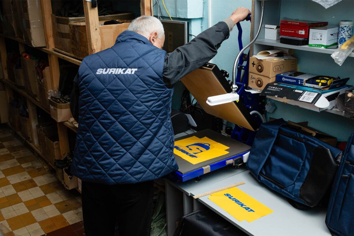 Що таке ODM (Original Design Manufacturer) у виробництві текстильної продукції, або як створити унікальний мерч з українським виробником SURIKAT 3 Surikat_nanesennya lohotypu_brendovani rechi_ryukzak_bananka